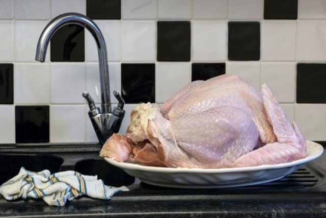 هل فعلا طهي الدجاج دون غسله صحي؟