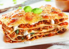 طريقة عمل لازانيا بالسجق والسبانخ