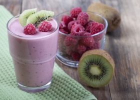 طريقة عمل عصير التوت مع الكيوي