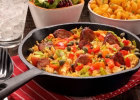 طريقة عمل أرز بالسجق والخضروات