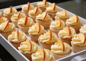 طريقة عمل كب كيك الخوخ