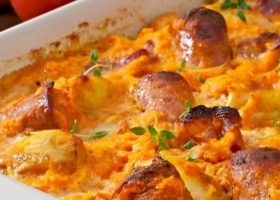 طريقة عمل طاجن سجق بالجبنة