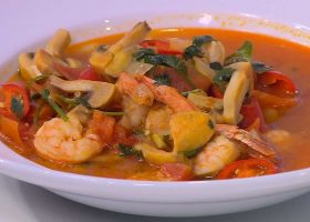 طريقة عمل جمبري بالصلصة الحمراء والخضار