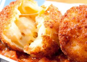 طريقة عمل كرات الجبن الحارة