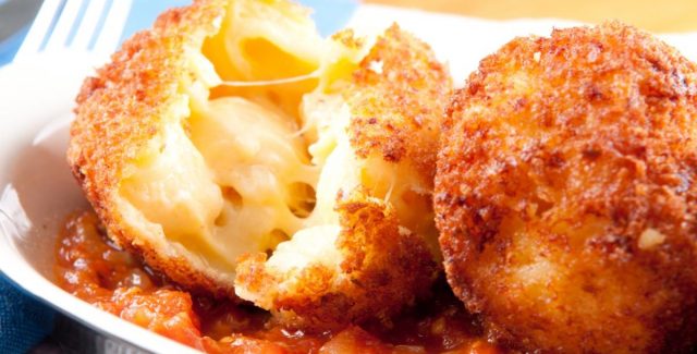 طريقة عمل كرات الجبن الحارة