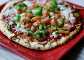 طريقة عمل بيتزا بالخبز الشامي