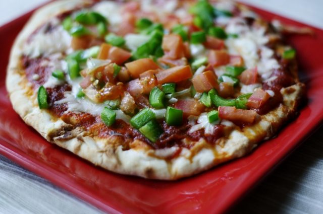 طريقة عمل بيتزا بالخبز الشامي