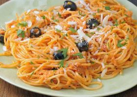 طريقة عمل مكرونة بالزيتون