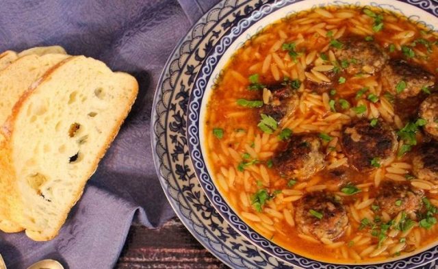 طريقة عمل طاجن لسان العصفور مع كرات اللحم