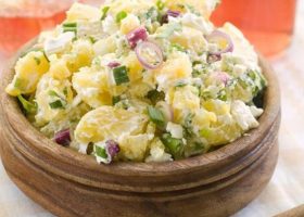 طريقة عمل سلطة البطاطس الألمانية