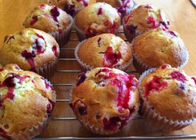 طريقة عمل مافن الذرة والتوت البري