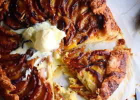 طريقة عمل فطيرة الخوخ بالكريمة