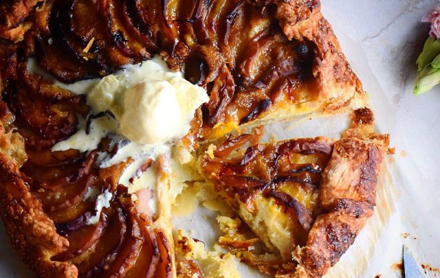 طريقة عمل فطيرة الخوخ بالكريمة