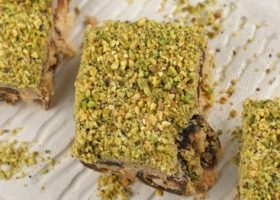 طريقة عمل كيك بالتمر والفستق