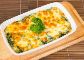 طريقة عمل صينية البطاطس بالسبانخ والكريمة