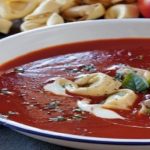 طريقة عمل شوربة الطماطم مع التورتليني والريحان