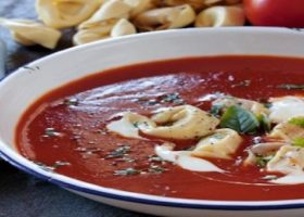 طريقة عمل شوربة الطماطم مع التورتليني والريحان