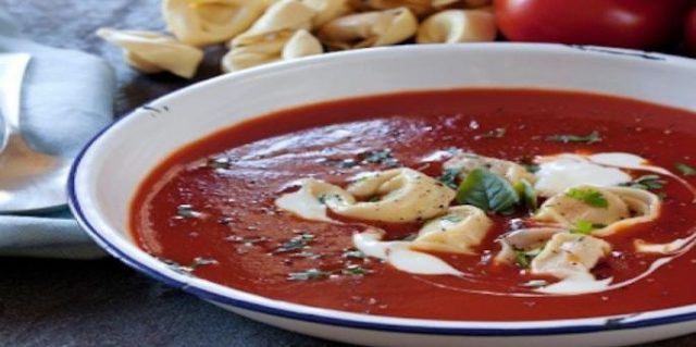طريقة عمل شوربة الطماطم مع التورتليني والريحان