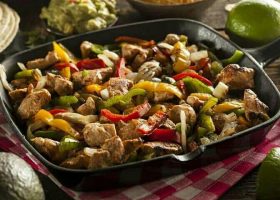 طريقة عمل صينية دجاج فاهيتا في الفرن