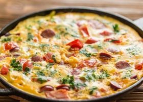 طريقة عمل بيض بالسجق