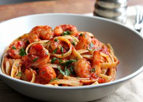 طريقة عمل مكرونة بالجمبري والصلصة الحمراء