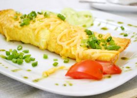 طريقة عمل رول الأومليت بالأعشاب