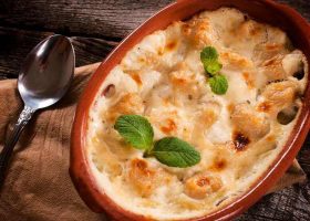 طريقة عمل بطاطس بالبشاميل و الجبن