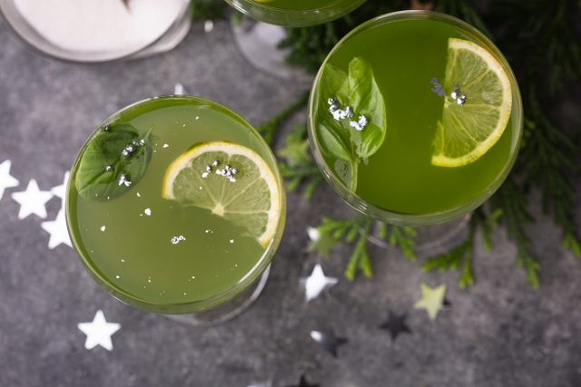 طريقة عمل عصير الليمون بالريحان