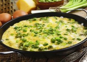 طريقة عمل بيض بالبطاطس والبازلاء