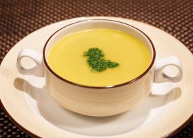 طريقة عمل شوربة البصل والجبن