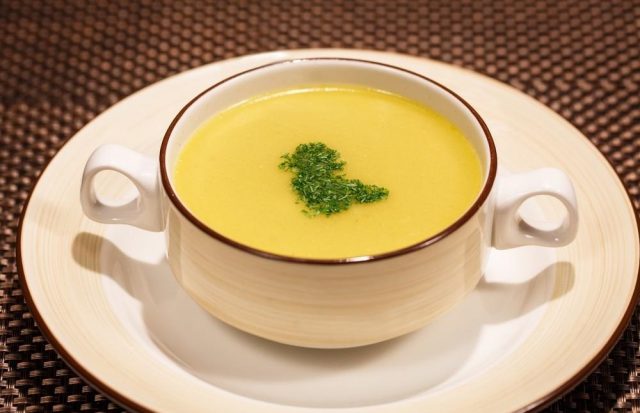 طريقة عمل شوربة البصل والجبن