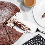 طريقة عمل كيك الشكولاتة دون دقيق