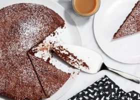 طريقة عمل كيك الشكولاتة دون دقيق