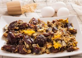 طريقة عمل بيض بالعجوة