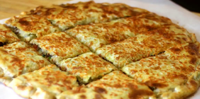 طريقة عمل فطيرة السجق الشرقي