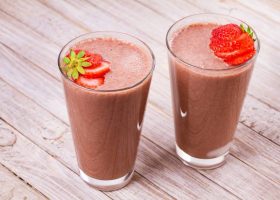 طريقة عمل ميلك شيك الشكولاتة والفراولة