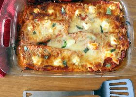 طريقة عمل شرائح الباذنجان بالصوص الأحمر والجبن