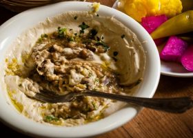 طريقة عمل الفول بالطحينة والزبادي