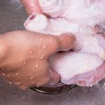 طريقة تنظيف الدجاج بالدقيق