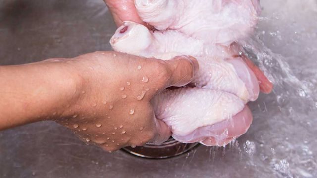 طريقة تنظيف الدجاج بالدقيق