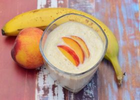 طريقة عمل سموثي الموز والخوخ