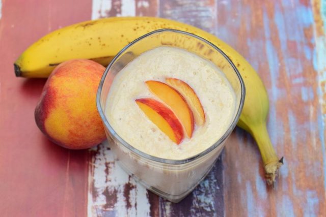 طريقة عمل سموثي الموز والخوخ