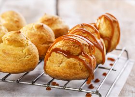 طريقة عمل بروفيترول بالكراميل