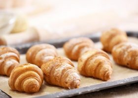 طريقة عمل كرواسون التفاح بالكراميل