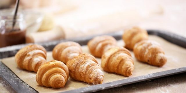 طريقة عمل كرواسون التفاح بالكراميل