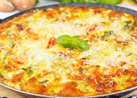 طريقة عمل أومليت بالبطاطس والموتزاريلا