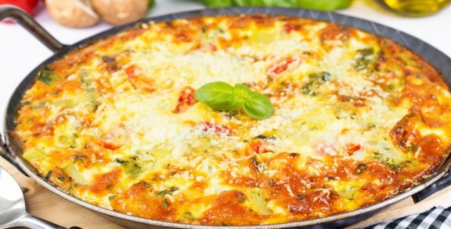 طريقة عمل أومليت بالبطاطس والموتزاريلا