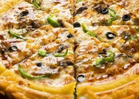 طريقة عمل بيتزا البطاطس المحمرة بالكفتة