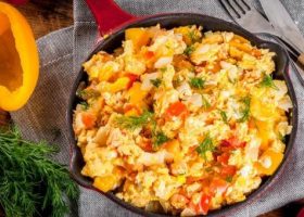 طريقة عمل بيض بالفلفل الملون