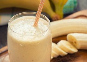 طريقة عمل سموثي الموز بالزبادي